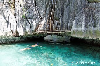 Passage qui relie les 2 lagons de Twin Lagoon sur l'île de Coron - Philippines