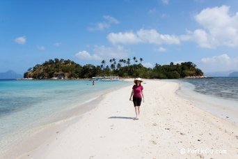 Sur la bande de sable reliant les îles Palawan et Snake Island - Philippines