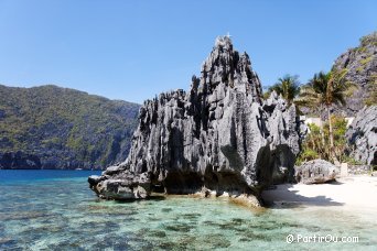 Petite plage en arrivant à Matinloc Shrine - Philippines