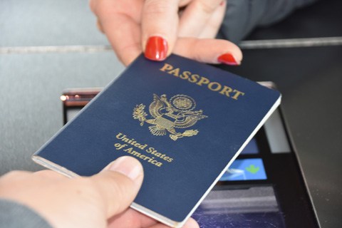 Remise du passeport  la douane