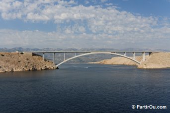 Pont reliant l'le de Pag au continent - Croatie