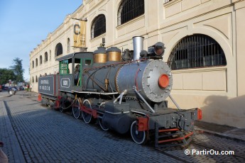 Locomotive devant le march artisanal Almacenes San Jos - La Havane - Cuba