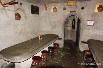 Salle de restaurant creuse dans la roche dans Barranco de Guayadeque - Grande Canarie - Canaries