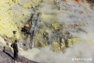 Travailleurs au volcan Kawah Ijen - Indonsie