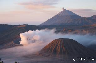 Dbut d'une rruption du volcan Semeru (en arrire-plan)