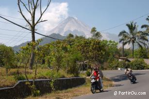 Balade  scooter avec le volcan Merapi en arrire-plan