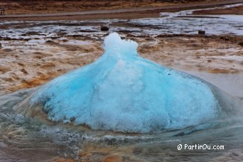 Geyser Strokkur sur le site de Geysir - Islande