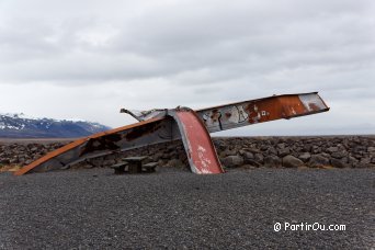 Reste du pont d�truit par la crue glaciaire de 1996 - Islande