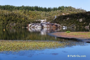 Orakei Korako et le lac Ohakuri Orakei Korako et le lac Ohakuri- Nouvelle-Zélande