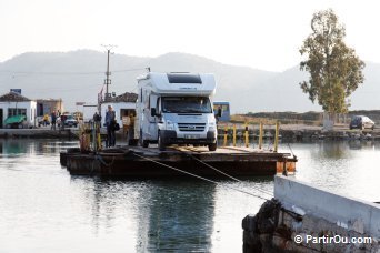 Bac sur le canal de Vivari - Albanie