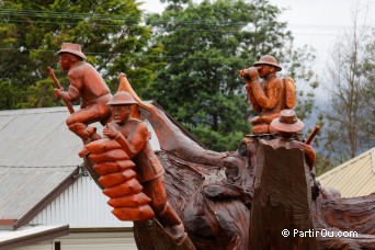 Legerwood Carved Memorial Trees - Tasmanie