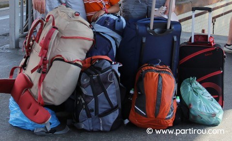 Ensemble D'articles De Voyage Valise Sac à Dos En Cuir Avec Une Bouteille  D'eau Et Un Autocollant Qui Dit Bagage à Main Chapeau De Feutre à Larges  Bords Sac De Taille Minerve