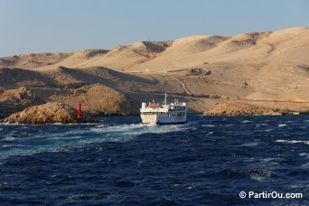 Ferry rejoignant l'le de Pag - Croatie