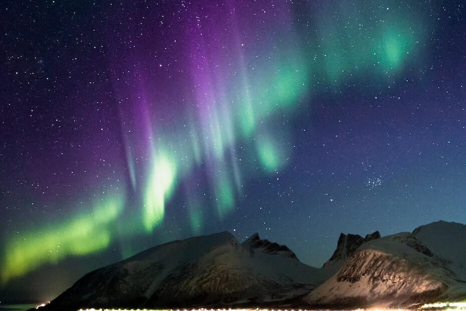 Aurore polaire de couleur violette au-dessus des montagne