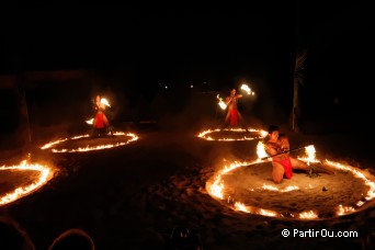 Show du Tiki Village  Moorea