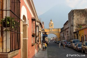 L'arche de Santa Catarina et le volcan Agua - Guatemala