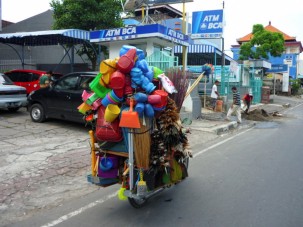 Transport de marchandises à scooter - Bali - Indonesie