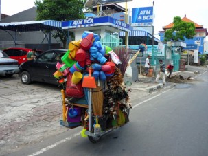 Transport de marchandises  scooter - Bali - Indonesie