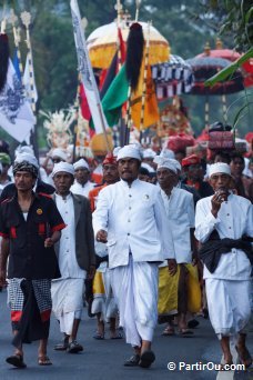 Cérémonie de rue à Bali