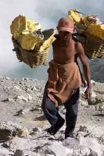 Porteur de soufre du volcan Kawah Ijen