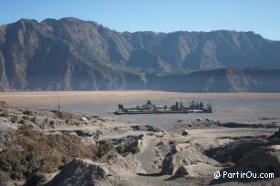 Temple au fond de la caldeira du Bromo - Indonsie