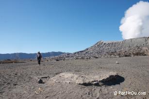 Marche dans la caldeira du Bromo - Indonsie