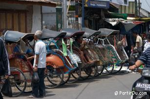 Becaks (pousse-pousse à vélo) indonésiens