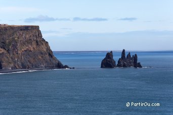 Rochers de Reynisdrangar depuis Dyrhólaey - Islande