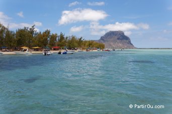 L'le aux Bnitiers et Le Morne en arrire-plan - Maurice