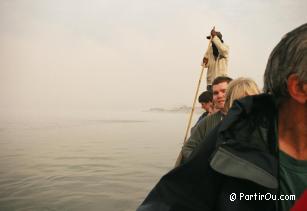 Traverse de la rivire en pirogue