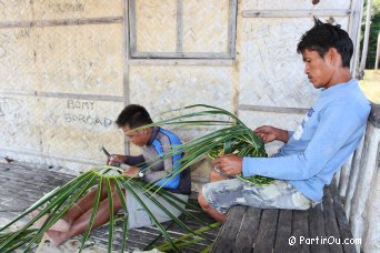 Confection de chapeaux avec des feuilles de palmier - Philippines